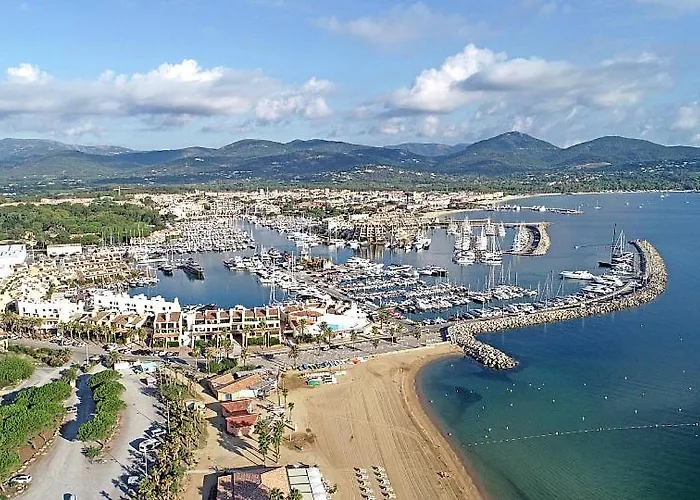 A 50 M De La Et Du Port ! شقة